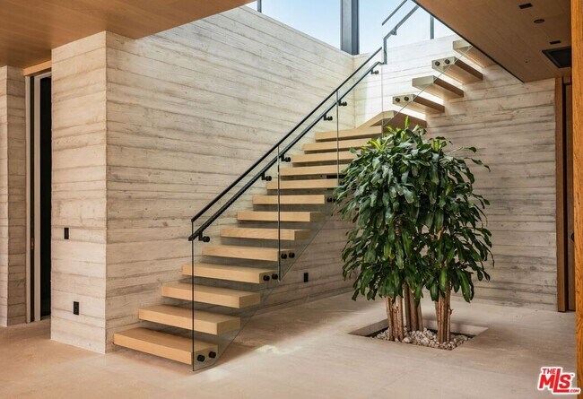 Building Photo - 6889 Dume Dr