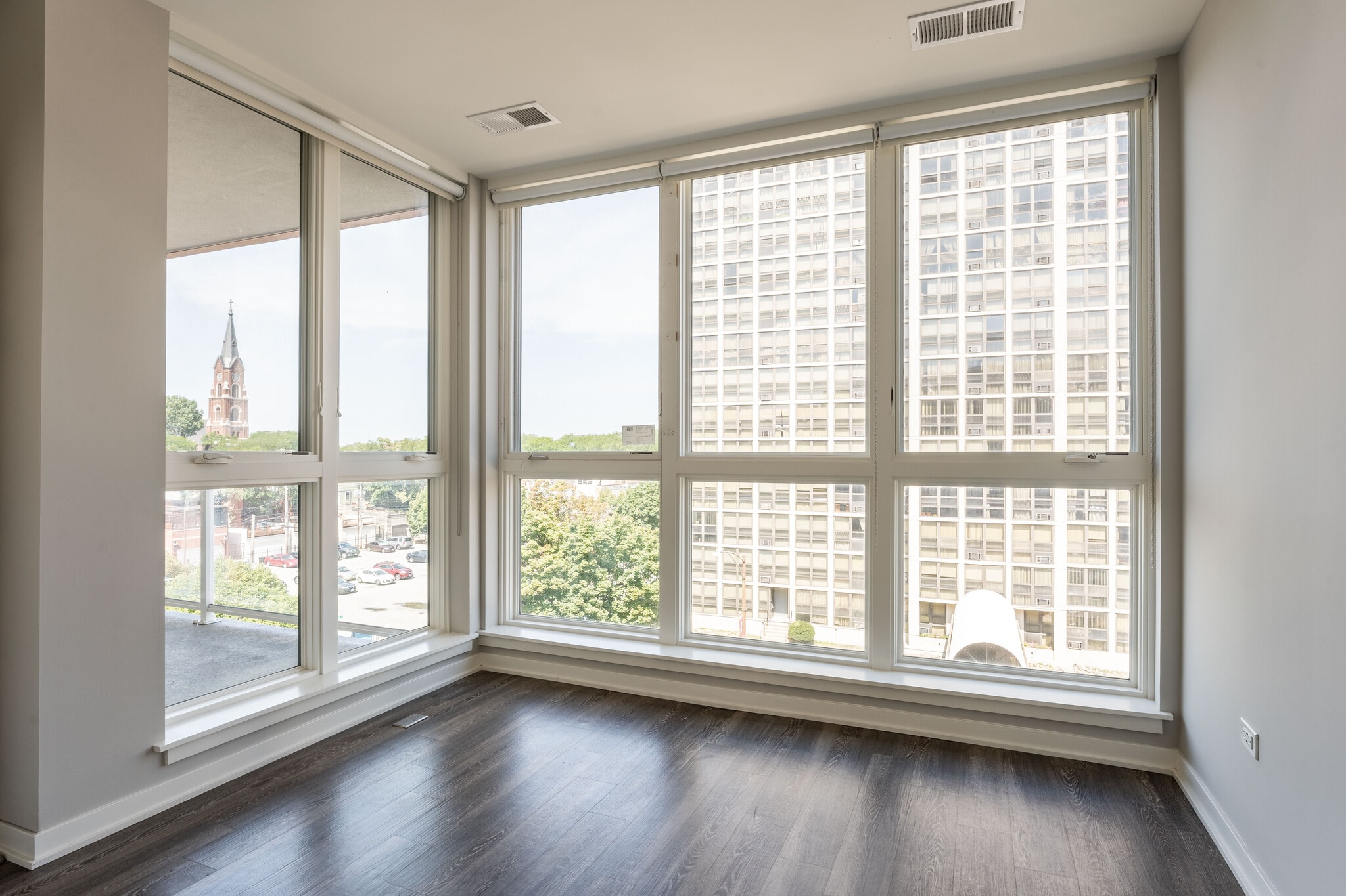 Building Photo - 301 W North Ave