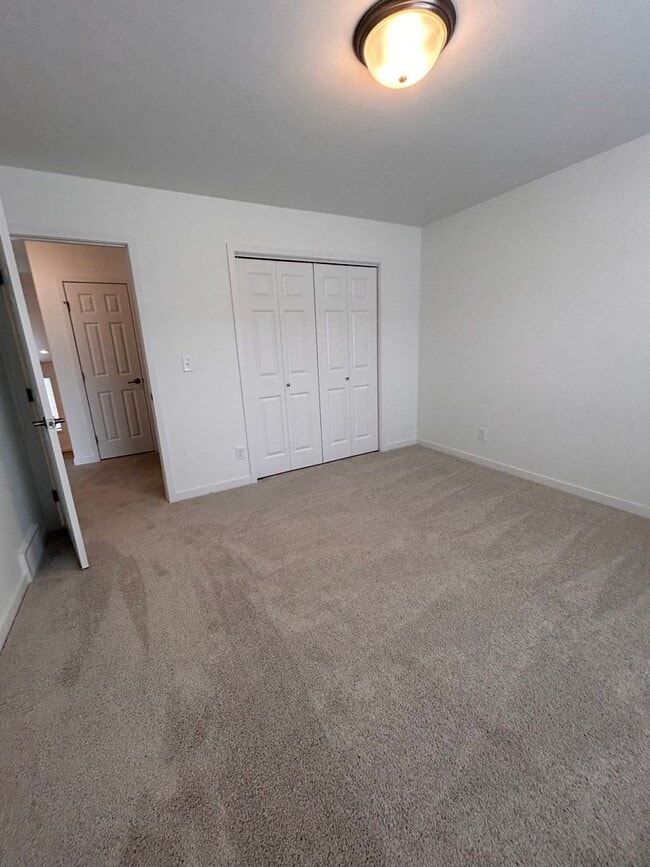Building Photo - 3 Bed 3 Bath TownHome