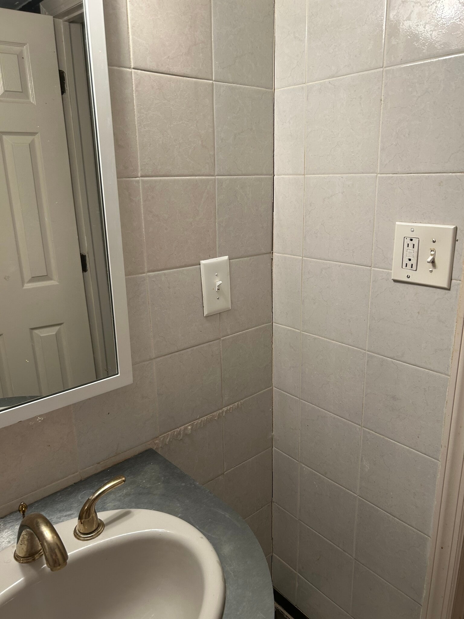 Full bathroom with room for laundry - 157 Langham St