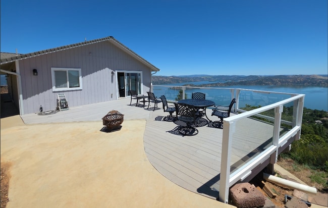 Building Photo - Stunning Lake Views in Riviera West