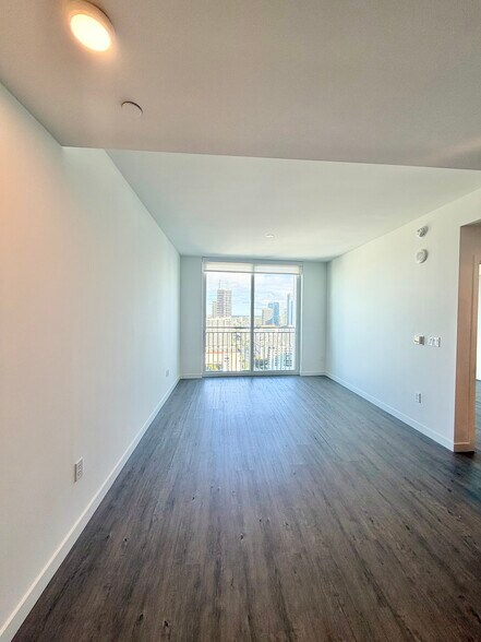 Building Photo - 2000 N Bayshore Dr