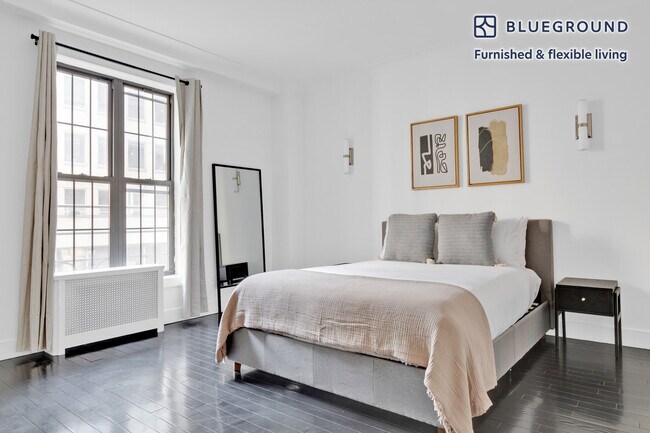 Building Photo - 15 W 55th St