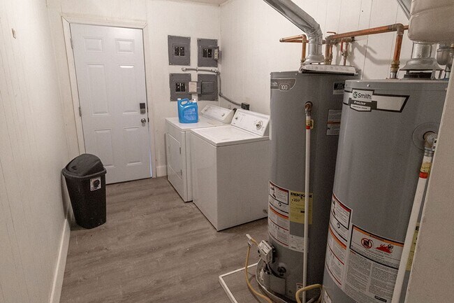 Building Photo - Fully Updated 2 BDR Apartment