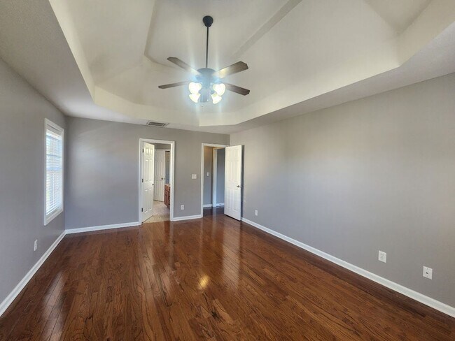 Building Photo - $2500 - 5 Bedrooms 3 Baths + Bonus Room