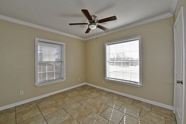 Building Photo - Stylish and Spacious 4-Bedroom Home PLUS C...