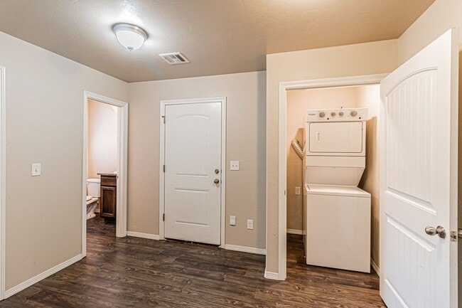 Building Photo - Buena Vida awaits for you!