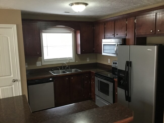 Building Photo - 3 Bedroom 2 1/2 Bath Pet Friendly Home For Rent!