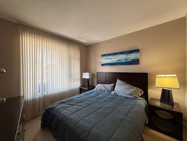 Building Photo - Modern Downtown Condo with Balcony, Pool, ...