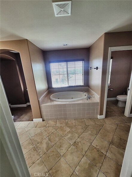 Building Photo - 6373 Day Lily Ct