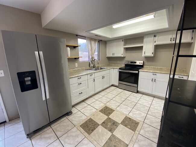 Building Photo - ***PETS ALLOWED*** 4-Bedroom home in Saint...