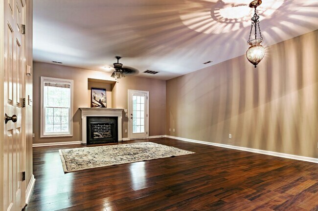 Building Photo - Move-In Ready End-Unit Townhome with Two Private Suites in the Heart of Rolesville!