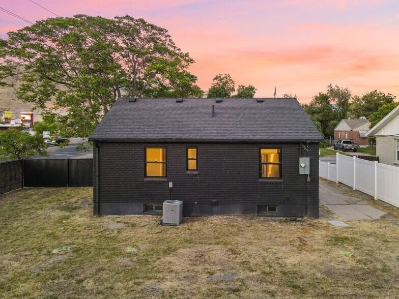 Building Photo - 983 N Poinsettia Dr