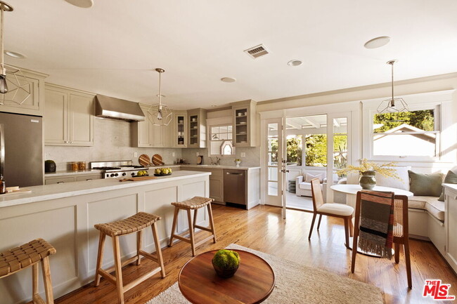 Building Photo - 1438 N Orange Grove Ave