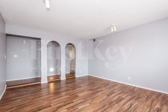 Building Photo - 2208 W Dahlia Dr