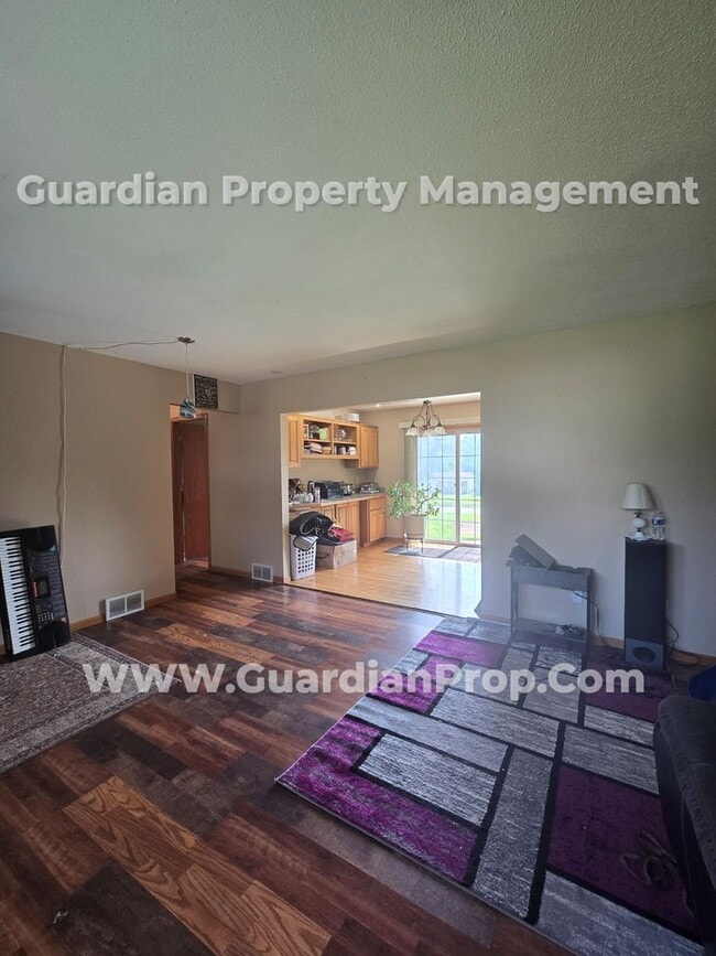 Building Photo - Available now! Spacious Brooklyn Center Home