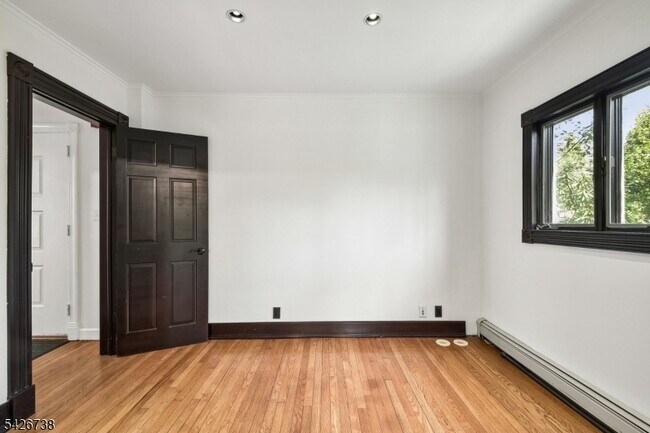 Building Photo - 296 Glen Ave