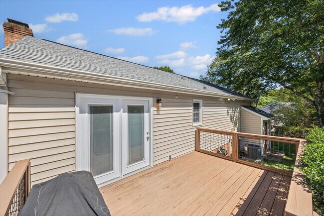 Building Photo - Updated and well maintained 3 bedroom, 2 b...