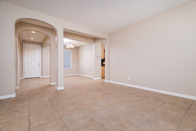 Building Photo - Spacious Folsom Parkway Home Near The Back...
