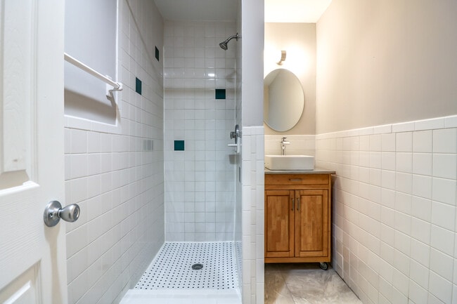 Building Photo - Charming 2Bedroom 2Bath Fully Renovated !