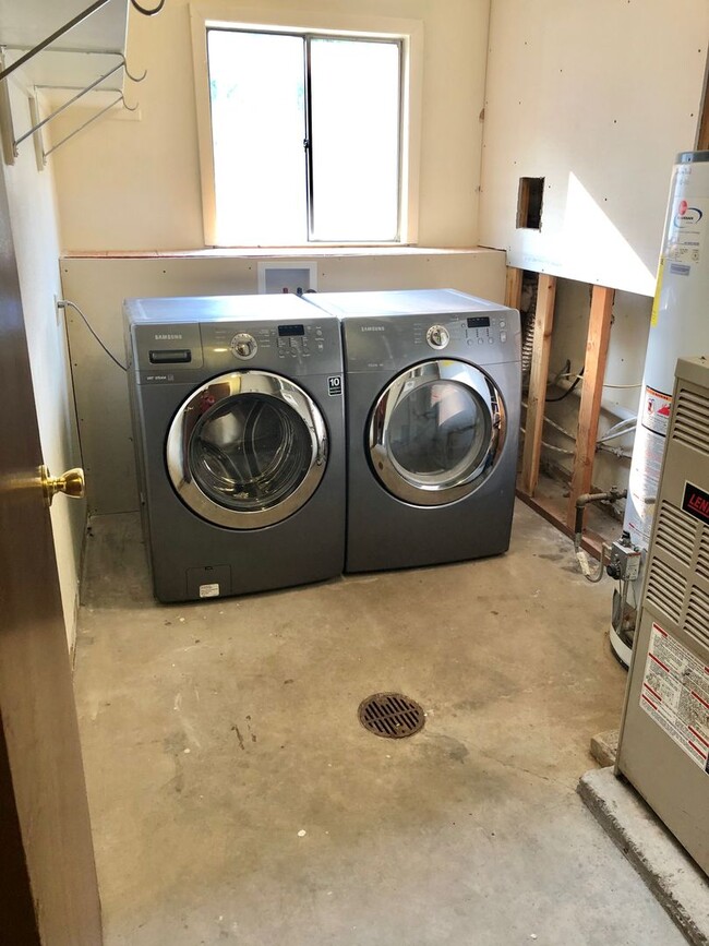 Building Photo - Spacious 4 Bed, 2 Bath House in West Fort ...