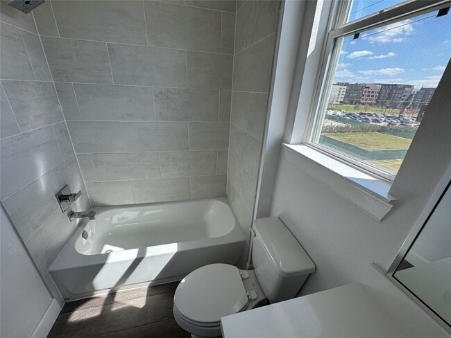 Building Photo - 304 Jensen Dr