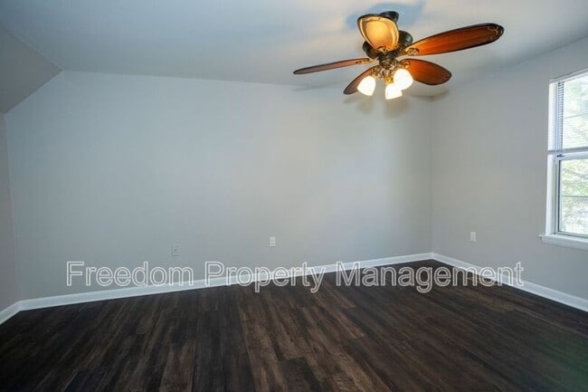 Building Photo - 5685 Roundtree Dr