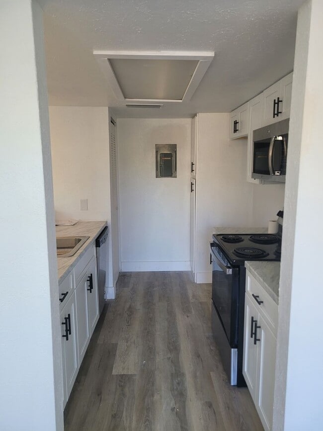 Building Photo - FOR RENT!! CUTE AND COZY 1 BEDROOM 1 BATHROOM WATER VIEW CONDO (MOVE IN SPECIAL)..