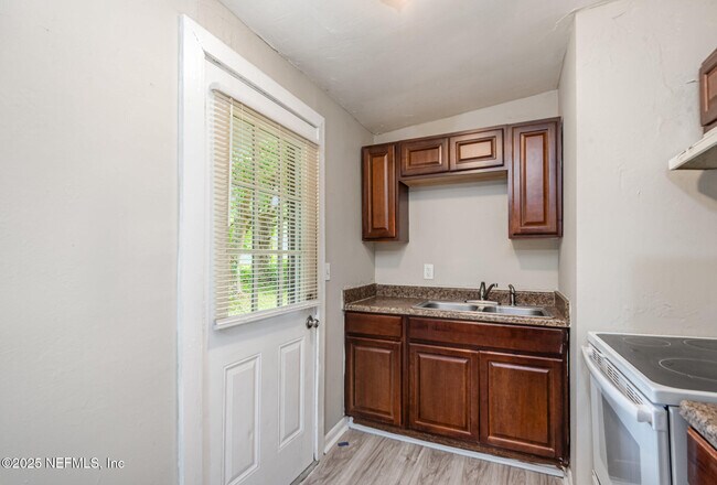 Building Photo - 4523 Trenton Dr S