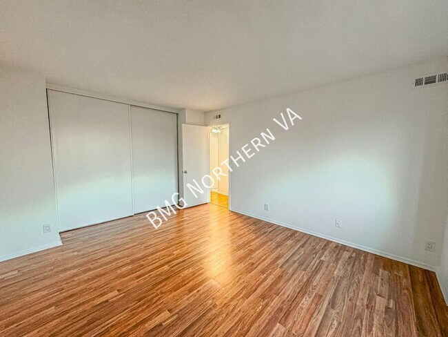 Building Photo - 309 Yoakum Pkwy