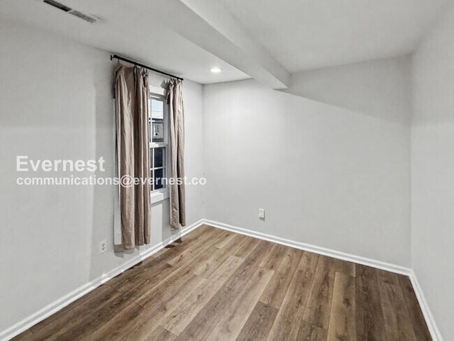 Building Photo - 4 Bed/1.5 Bath with In-Unit Laundry / Pet-Friendly / Vouchers Accepted / Available Now!