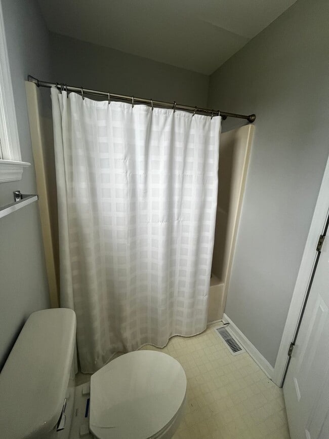 Building Photo - Three Bedroom located in the Ghent Neighborhood