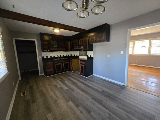 Building Photo - 733 Ashburton Dr