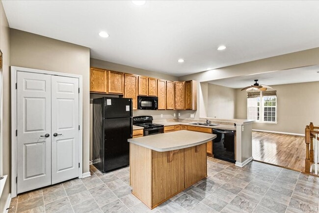 Building Photo - Charming 3-Level Townhome