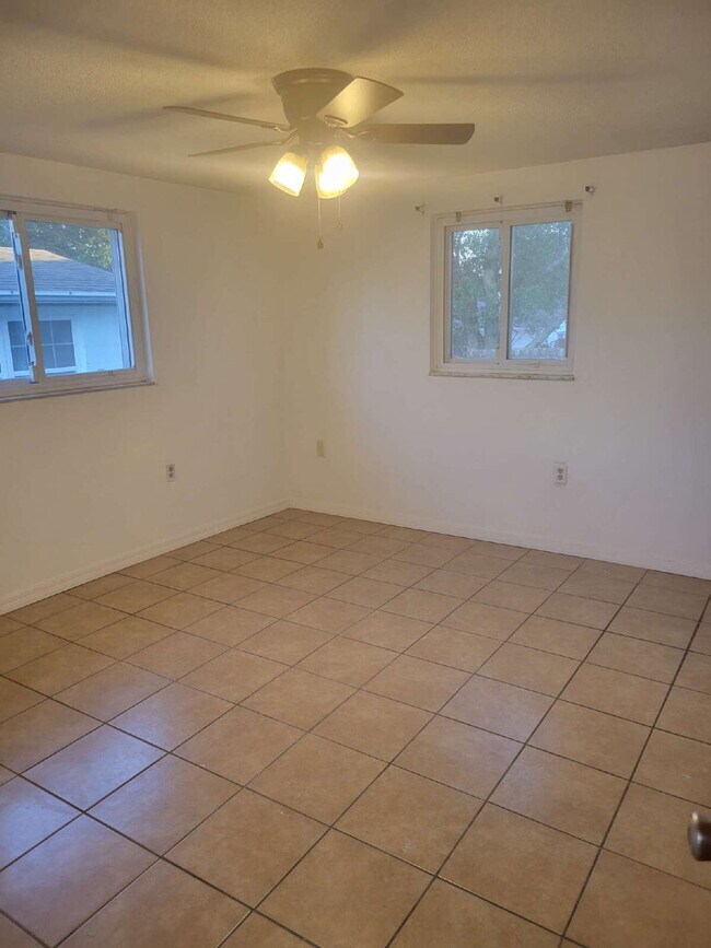 Building Photo - Freshly painted 2/2 Home with garage