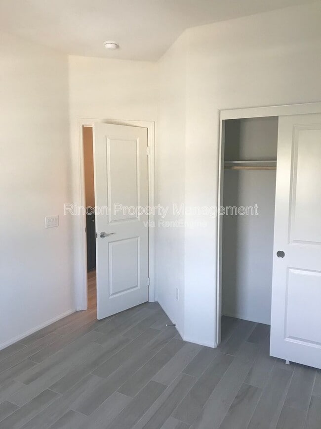 Building Photo - 581 Pioneer St