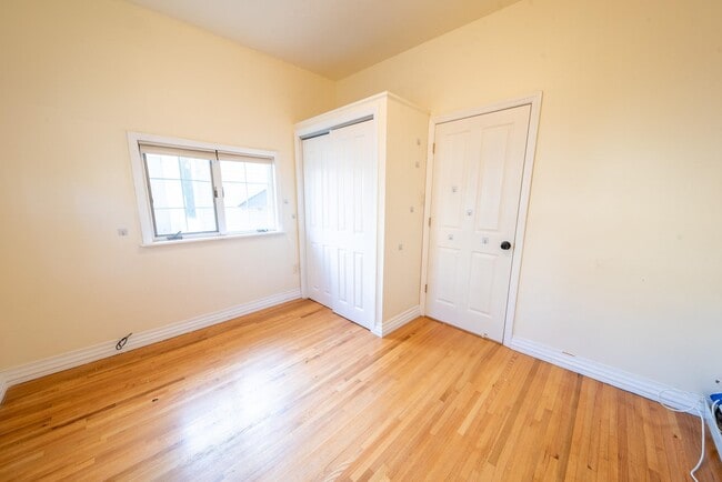 Building Photo - 32 46th St