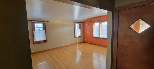 Building Photo - Single family in Tosa!