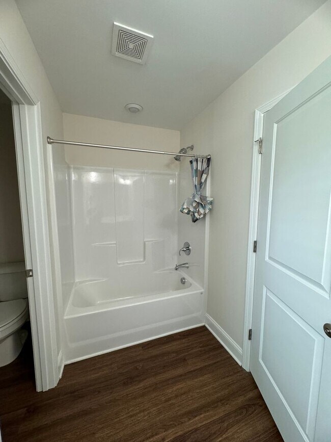 Building Photo - Spacious 4BR 3BA home in Northern Greensboro