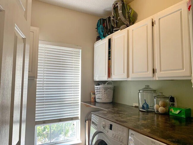 Building Photo - 207 Twinleaf Way