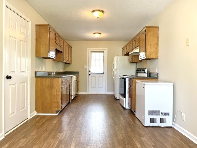 Building Photo - 236 Moncrest Dr