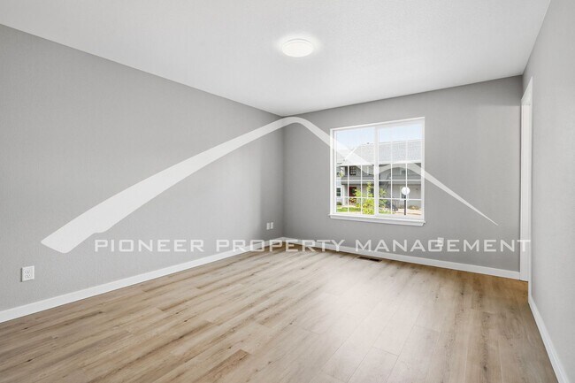 Building Photo - Spacious Condo with Washer/Dryer and Central AC