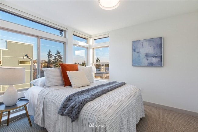 Building Photo - Modern 4-Bedroom Townhome in the Heart of ...