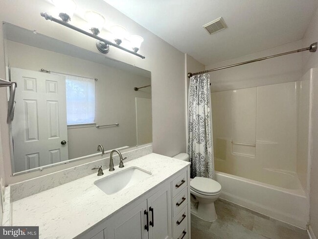 Building Photo - 813 Yardley Dr