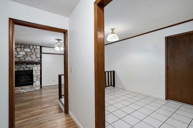 Building Photo - Charming 3 Bedroom House in Springfield!