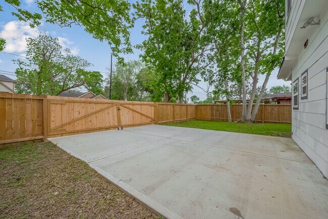 Building Photo - AFFORDABLE 4BD/2.5BA SINGLE HOUSE!