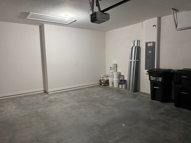 Building Photo - 3725 SW Kasin St