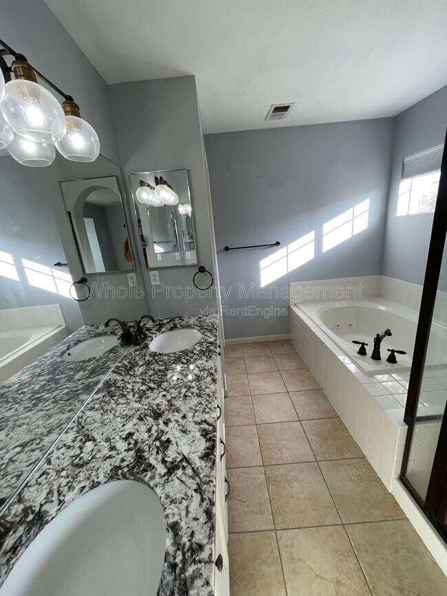 Building Photo - 2737 W Greens Dr