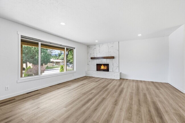 Building Photo - $2,595.95 - 3 Bed/2 Bath Home in Colorado Springs with Large backyard.