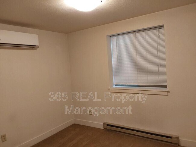 Building Photo - 716 Maple Street - B